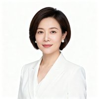 某科技公司行政总监李婉清女士职业照，齐耳短发配珍珠耳钉，身着白色西装外套，气质干练优雅